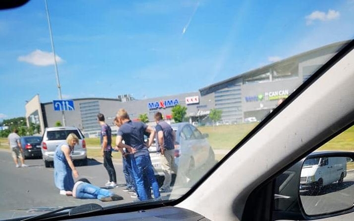 Avarija Vilniuje: sunkvežimis taranavo pavežėją