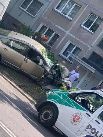Didelė avarija Vilniuje: po susidūrimo „Toyota“ nuvertė medį