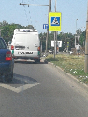Taikos prospekte medikų pagalbos prireikė partrenktam dviratininkui