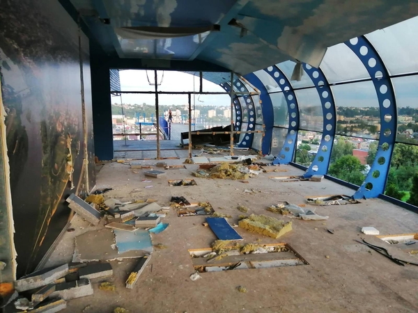 Ant kalno šlaito pakibusi kavinė varo siaubą: nelaimė gali nutikti bet kada