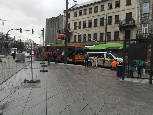 Kauno centre – neeilinis susidūrimas: troleibuso ūsai kliudė šviesoforą