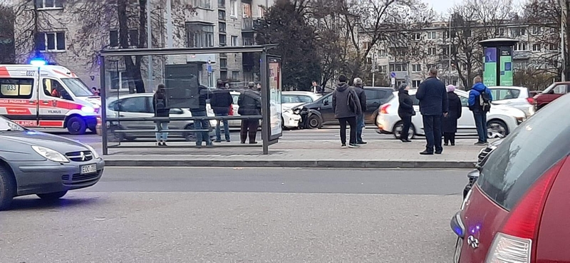 Vilniuje susidūrė du automobiliai: į ligoninę išvežtas kūdikis