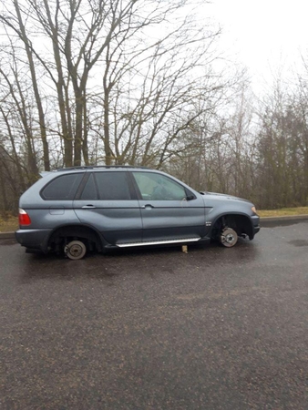 Internautus nustebino be ratų paliktas automobilis