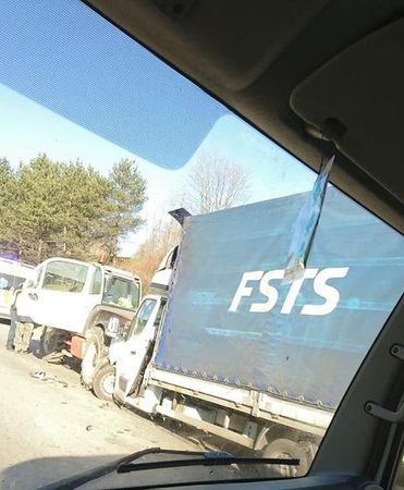 Vilniuje krovininiam automobiliui atsitrenkus į traktorių nukentėjo abu vairuotojai