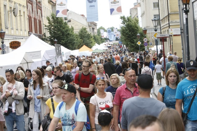 Klaipėdoje užkratas pamirštas: Jūros šventėje – minios žmonių
