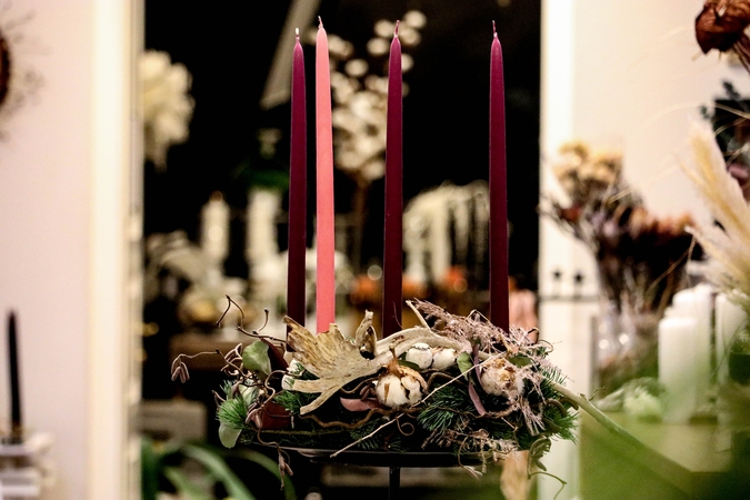 Floristė moko, kaip pasigaminti klasikinį advento vainiką