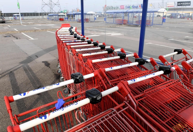 Lenkija planuoja „spūsčių mokestį“ didiesiems prekybos centrams