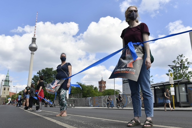 Berlyne tūkstančiai žmonių išsirikiavo į gyvąją grandinę