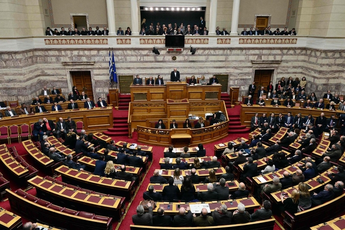 Lenkijos valdančioji partija priėmė prieštaringai vertinamą įstatymą 