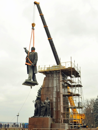 Ukrainoje per metus nugriauta 1,3 tūkst. paminklų V. Leninui