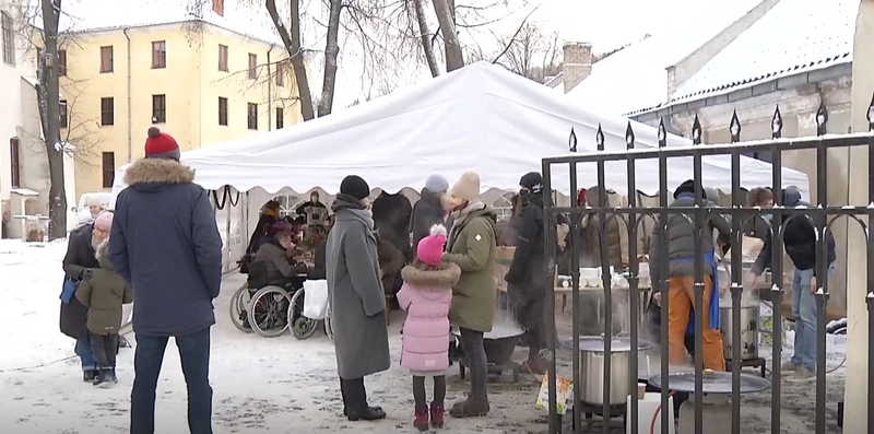 Bernardinų parapijos kiemelyje – šventiniai pietūs stokojantiems