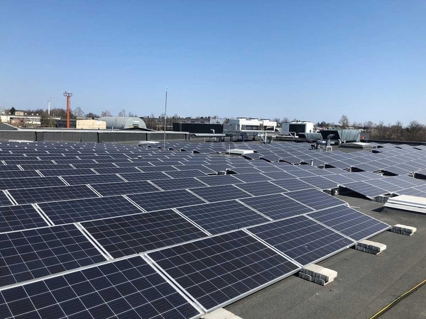 Ant „Maximos“ stogo Vilniuje – saulės energijos jėgainė
