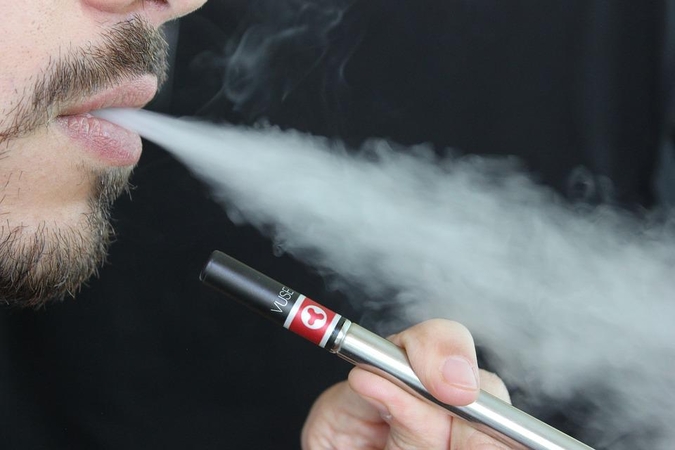 Akcizų didinimo planas: siūloma apmokestinti elektroninių cigarečių skystį