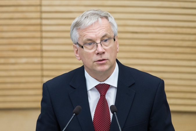 Ministras: dėl diskusijos atidėti mokesčių įstatymų įsigaliojimą metams nepriimtina