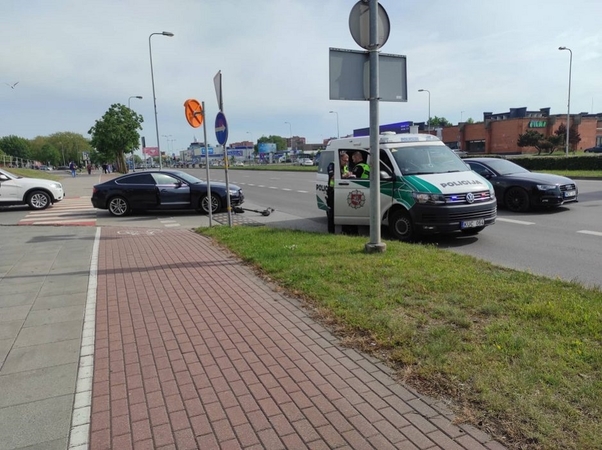Promilės: įkaušusį paspirtukininką pėsčiųjų perėjoje kliudė iš prekybos centro važiavusi moteris.