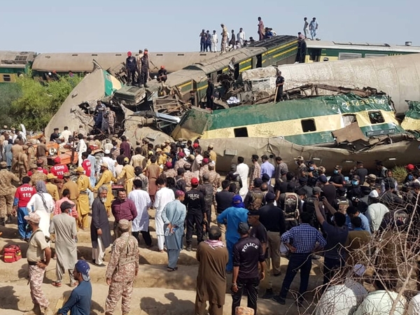Dviejų traukinių susidūrimo Pakistane aukų padaugėjo iki 63