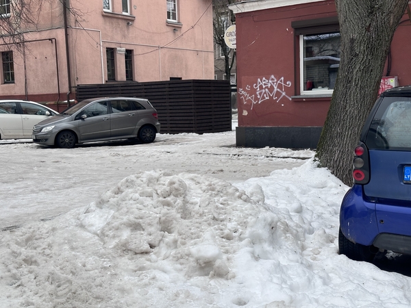 Nemalonumai: klaipėdiečiai piktinasi – automobiliai klimpsta, o įvažos į daugiabučių kiemus pilnos sniego.