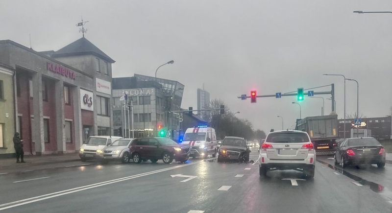 Susidūrė: Minijos gatvėje „Audi“ vairuotojas susidūrė su „Subaru“, kurį vairavo kūdikio besilaukianti moteris.