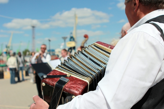 Siūlymas: gal pakaks garbinti tik lietuvišką muziką, juk yra puikių atlikėjų ne tik mūsų šalyje.