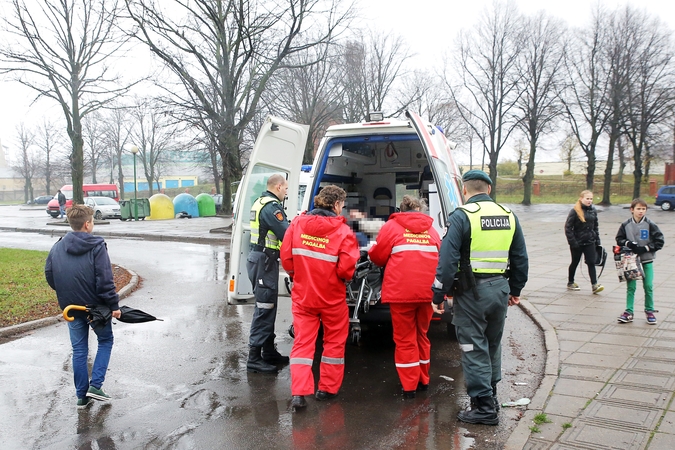 Pagalba: policininkai dažnai į įvykio vietą atvažiuoja tuo pačiu metu kaip ir medikai, pareigūnai skuba aiškintis įvykio aplinkybes.
