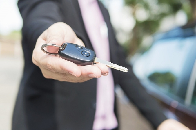 Automobilių prekeiviams pareikšti įtarimai dėl nuslėptų 500 tūkst. eurų mokesčių
