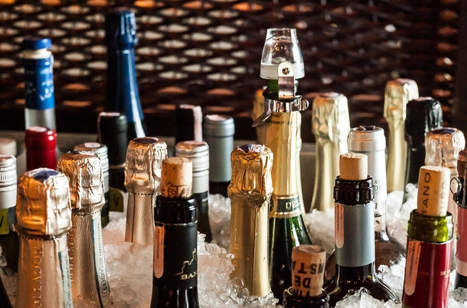 Seimo liberalai siūlo leisti silpną alkoholį nuo 18 metų, ilginti prekybos laiką
