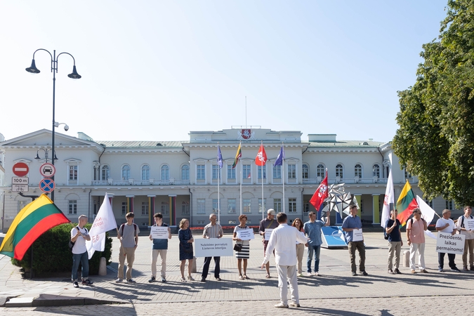 Prie Prezidentūros surengtas piketas dėl tyrinėtojo V. Valiušaičio atleidimo