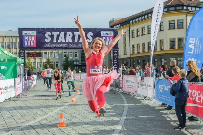 „Pink Run su BENU“ bėgimas: Kaunas nušvito rožine spalva