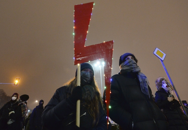 Lenkijoje tęsiasi protestai prieš beveik visišką abortų draudimą