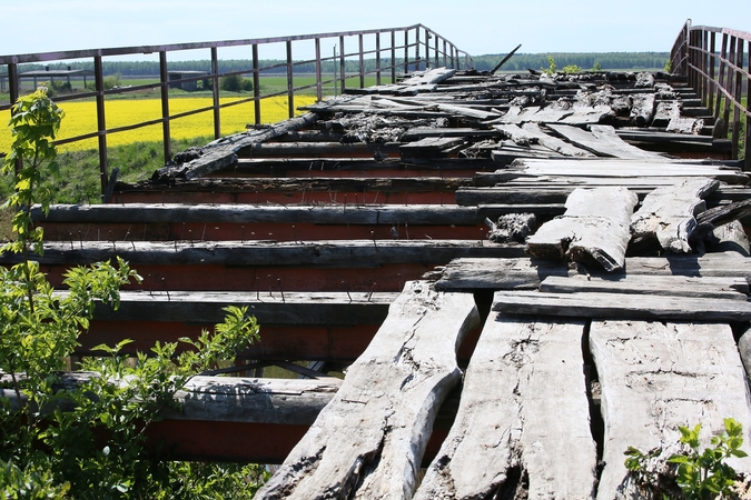 Realybė: taip šių metų vasarą atrodė baigiantis sugriūti Jokšų tiltas.