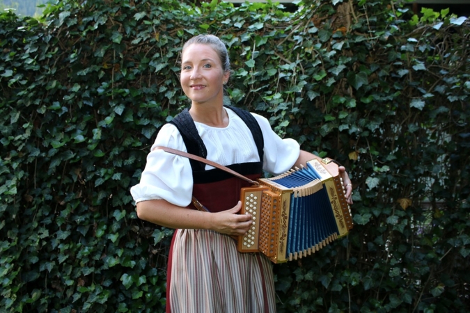 „Miss Helvetia“ vadinama dainininkė B. Klossner.