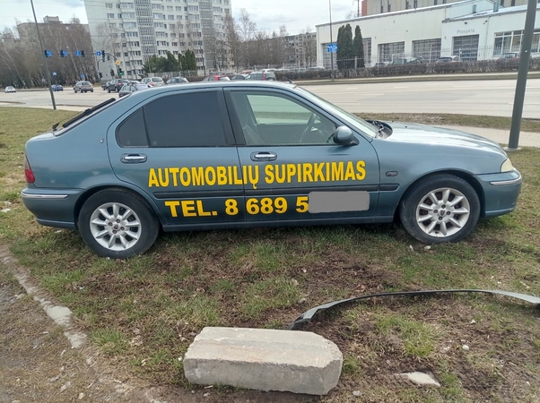 Šalikelėse palikti automobiliai su reklama: pažeidėjai ieško neapmokestintų vietų