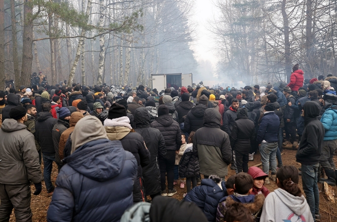 Migrantai Lenkijos ir Baltarusijos pasienyje: maisto dalybos baigėsi neramumais