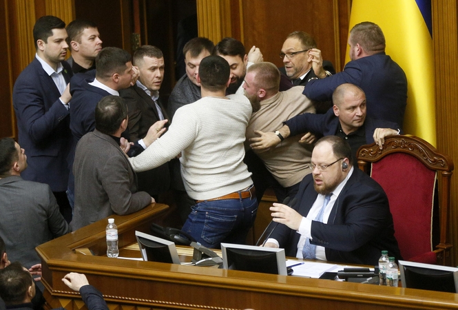 Sumaištis Ukrainos parlamente: susistumdė deputatai