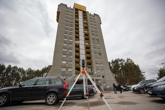 Sostinėje nukritęs balkonas gyventojų dėl renovacijos neįtikino: savivaldybė ragina apsigalvoti