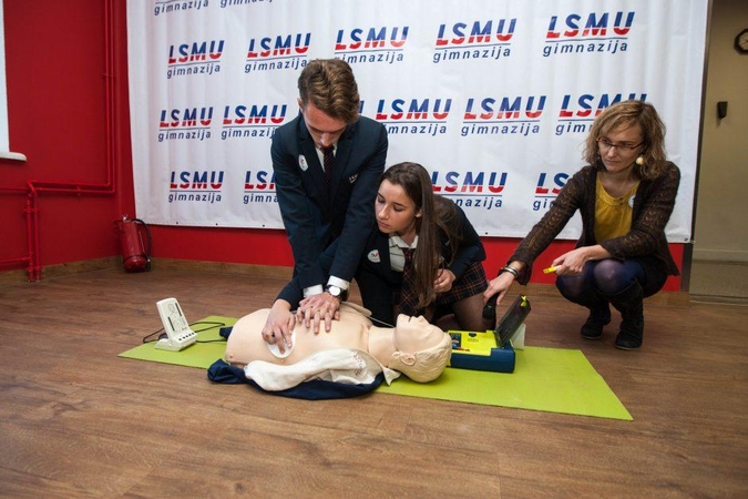 LSMU gimnazijoje nuo šiol veiks defibriliatorius