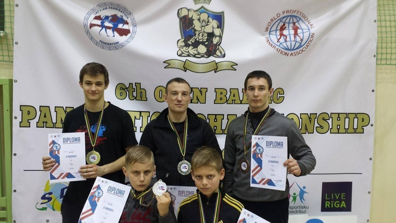 Treneris Konstantinas Mokšinas su auklėtiniais