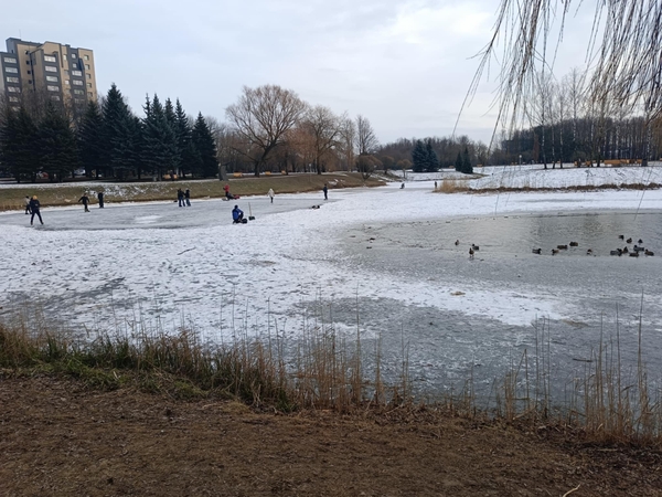 Ant Kalniečių parko tvenkinio – pavojingos pramogos