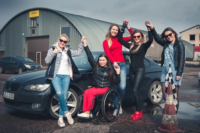 „Racing Ladies“ šiltąjį sezoną pasitiko treniruote slalomo trasoje