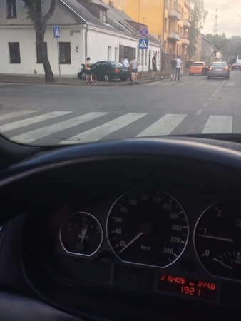 BMW automobilis rėžėsi į namo sieną