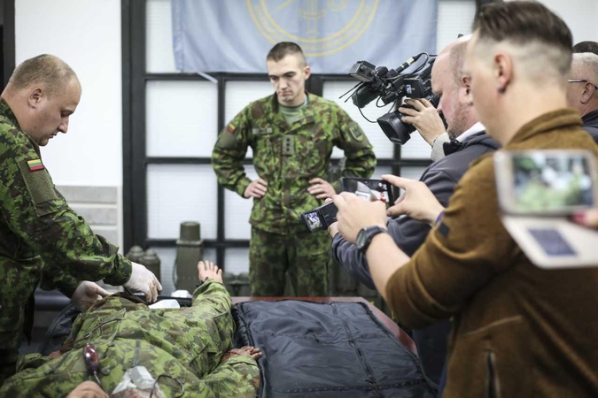 Kariuomenė kol kas nepirks abejonių sukėlusių turniketų