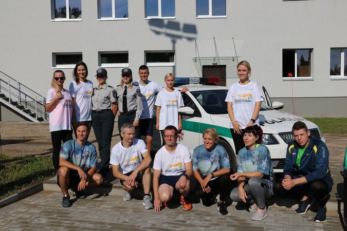 Tarptautinio jungtinio futbolo turnyro atidarymo ceremonijoje bėgo ir pareigūnai