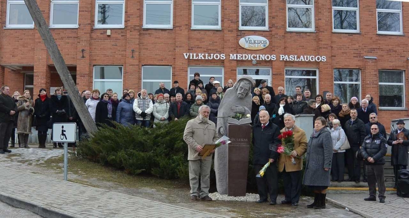 Skulptūros „Šv. Lukas evangelistas – gydytojų globėjas“ atidengimo šventė prie Vilkijos pirminės sveikatos priežiūros centro   