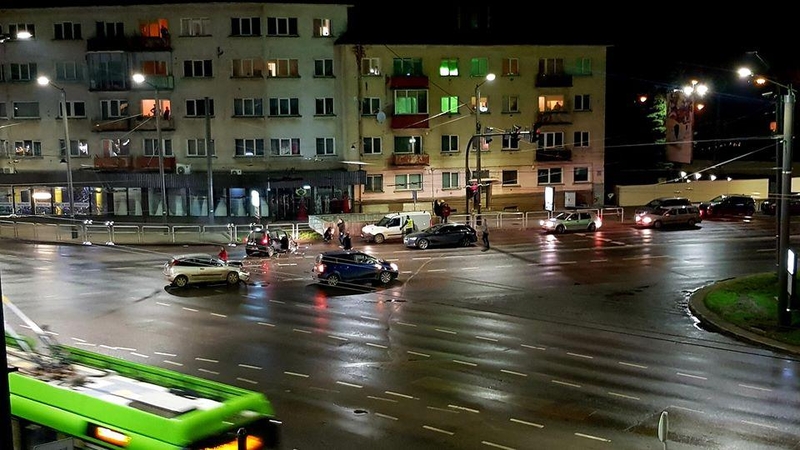 „Aklųjų“ sankryžoje – avarija: į Kauno klinikas išvežta moteris