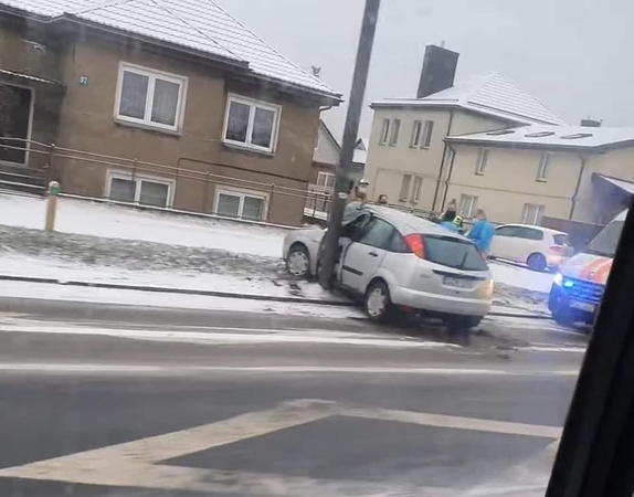 Raudondvario plente „Ford Focus“ rėžėsi į stulpą, vairuotojas išvežtas į ligoninę
