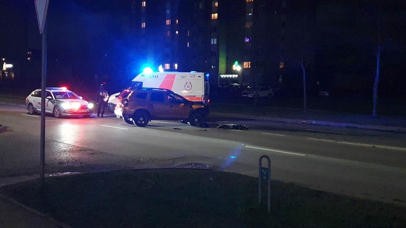 Avarija Šilainiuose: vienas vairuotojas – ligoninėje, gatvė nusėta nuolaužomis