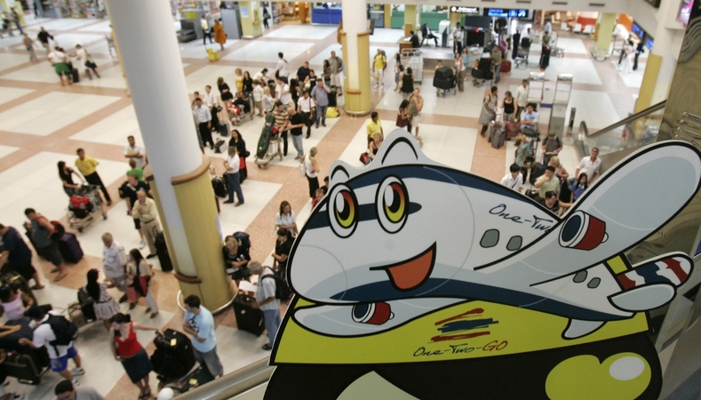 Girtas turistas nusišlapino oro uosto atvykimo salėje