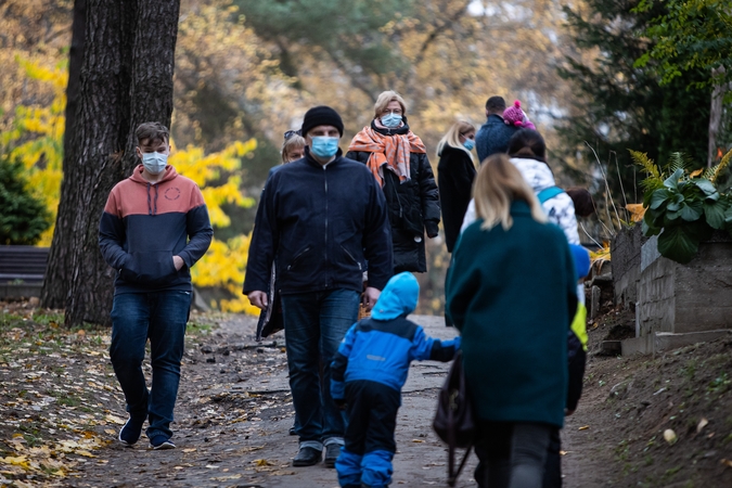 Dėl kaukių nedėvėjimo ir saviizoliacijos pažeidimų savaitgalį nubaustas 21 žmogus