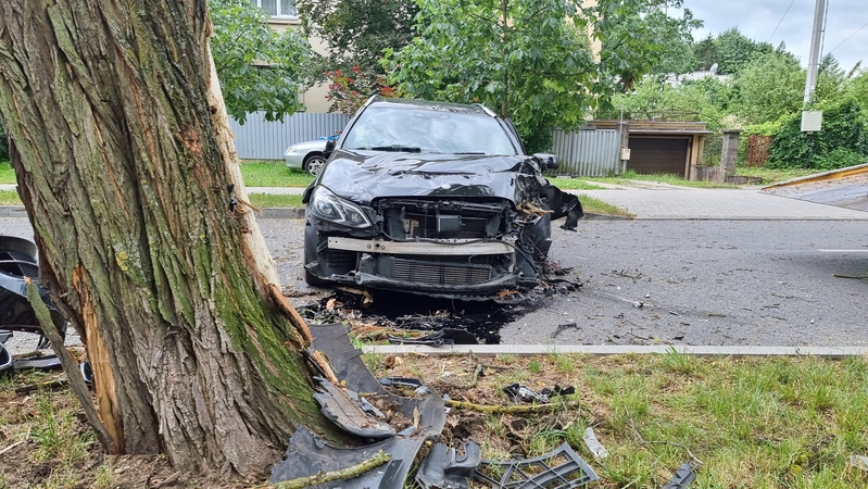 Po smūgio į medį automobilis apvirto, vairuotojas išlipo pats