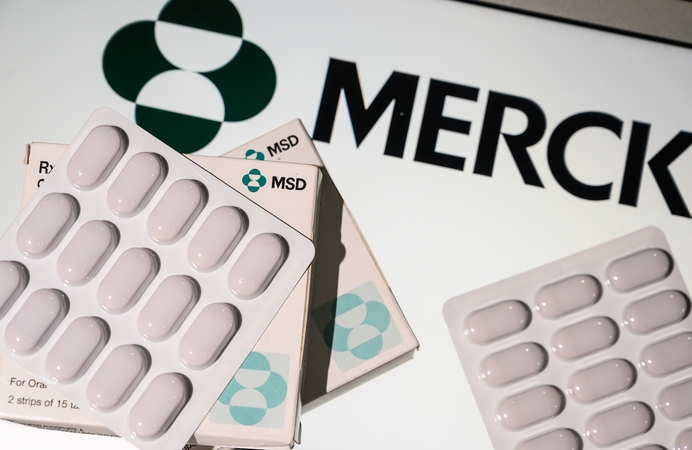 EVA gali „artimiausiomis savaitėmis“ patvirtinti „Merck“ piliulės nuo COVID-19 vartojimą